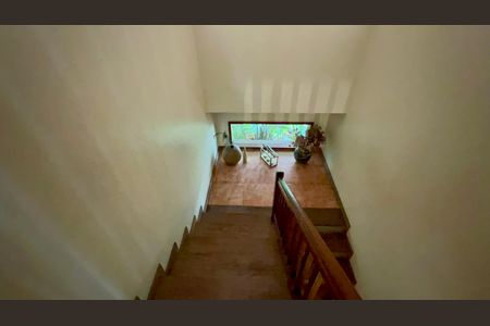 Casa à venda com 397m², 4 quartos e 4 vagasEscada