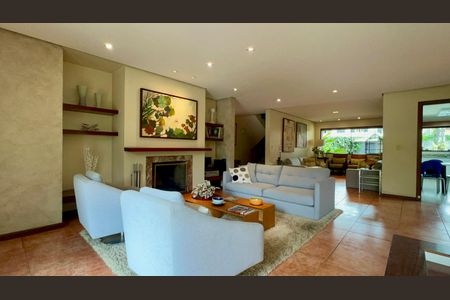 Casa à venda com 397m², 4 quartos e 4 vagasSala