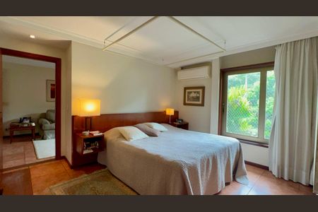 Casa à venda com 397m², 4 quartos e 4 vagasSuíte 1