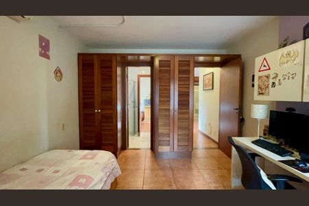 Casa à venda com 397m², 4 quartos e 4 vagasSuíte 2