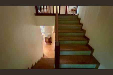 Casa à venda com 397m², 4 quartos e 4 vagasEscada