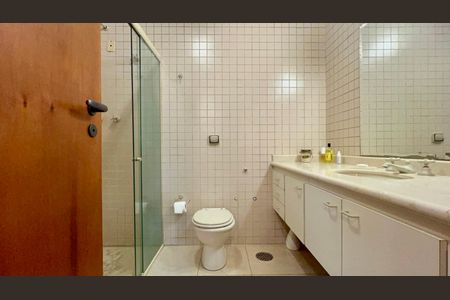 Casa à venda com 397m², 4 quartos e 4 vagasBanheiro da Suíte 1