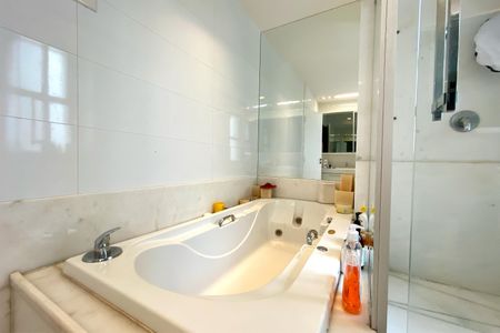 Apartamento à venda com 278m², 4 quartos e 4 vagasBanheiro da Suíte 1