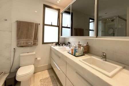 Apartamento à venda com 278m², 4 quartos e 4 vagasBanheiro da Suíte 1