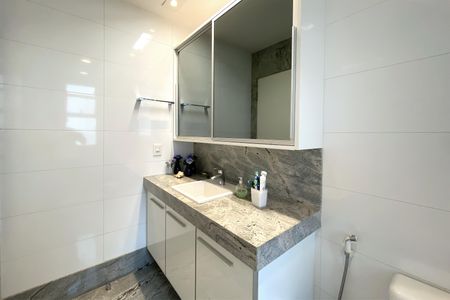 Apartamento à venda com 278m², 4 quartos e 4 vagasBanheiro da Suíte 2