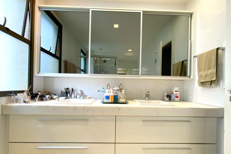 Apartamento à venda com 278m², 4 quartos e 4 vagasBanheiro da Suíte 1