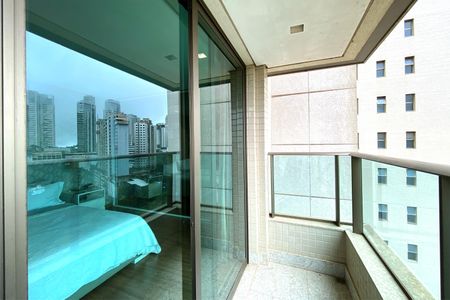 Apartamento à venda com 278m², 4 quartos e 4 vagasVaranda da Suite 1