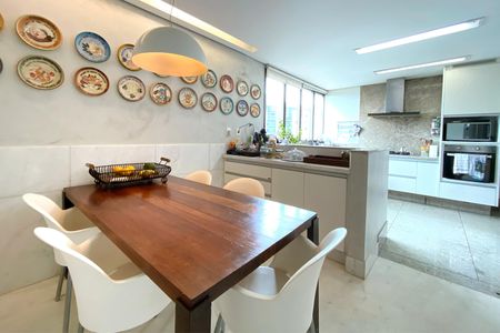 Apartamento à venda com 278m², 4 quartos e 4 vagasCopa