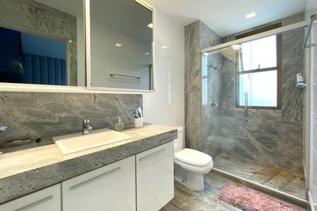 Apartamento à venda com 278m², 4 quartos e 4 vagasBanheiro da Suíte 2