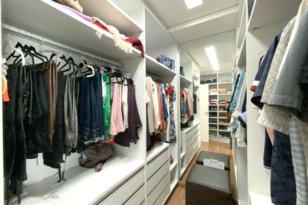 Apartamento à venda com 278m², 4 quartos e 4 vagasCloset da suíte 1