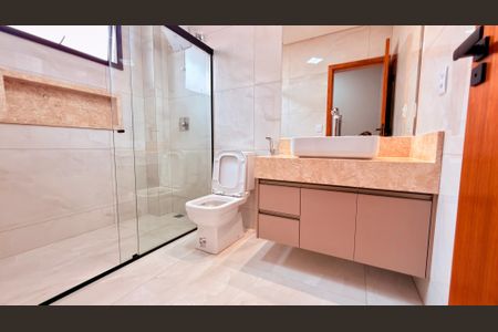 Casa à venda com 572m², 3 quartos e 4 vagasBanheiro da Suíte 2