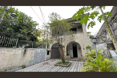 Casa à venda com 333m², 5 quartos e 3 vagasFachada