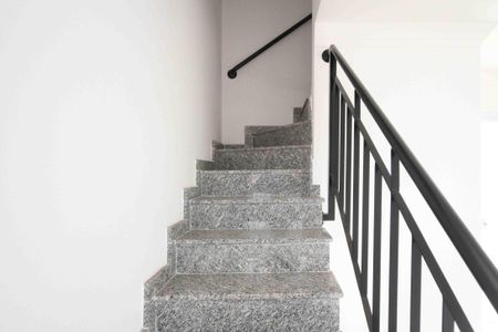 Apartamento à venda com 45m², 2 quartos e sem vaga Apartamento à venda com 45m², 2 quartos e sem vagaescada