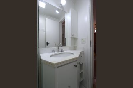 Banheiro de apartamento à venda com 1 quarto, 34m² em Vila Nova Conceição, São Paulo