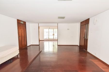 Casa à venda com 350m², 3 quartos e 3 vagasSala