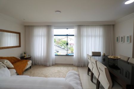 Casa à venda com 432m², 6 quartos e 8 vagasSala