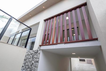 Casa à venda com 260m², 3 quartos e 4 vagas Casa à venda com 260m², 3 quartos e 4 vagasFachada