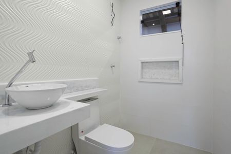 Casa à venda com 260m², 3 quartos e 4 vagas Casa à venda com 260m², 3 quartos e 4 vagasBanheiro social