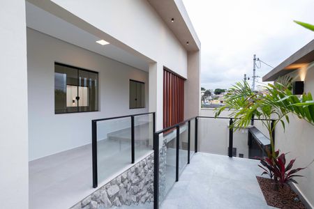 Casa à venda com 260m², 3 quartos e 4 vagas Casa à venda com 260m², 3 quartos e 4 vagasFachada