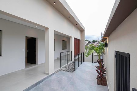 Casa à venda com 260m², 3 quartos e 4 vagas Casa à venda com 260m², 3 quartos e 4 vagasFachada