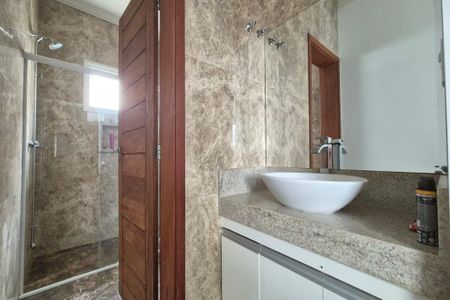 Casa de condomínio para alugar com 199m², 3 quartos e 4 vagas Casa de condomínio para alugar com 199m², 3 quartos e 4 vagasBanheiro da Suíte 2