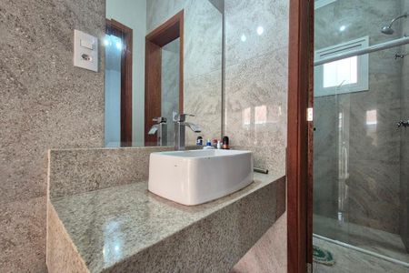 Casa de condomínio para alugar com 199m², 3 quartos e 4 vagas Casa de condomínio para alugar com 199m², 3 quartos e 4 vagasBanheiro da Suíte 1