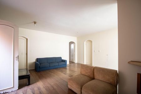 Casa à venda com 508m², 5 quartos e 6 vagasSala do andar de cima 