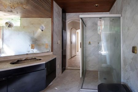 Casa à venda com 508m², 5 quartos e 6 vagasBanheiro da Suíte 2