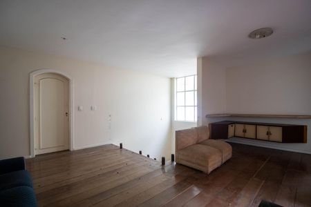 Casa à venda com 508m², 5 quartos e 6 vagasSala do andar de cima 