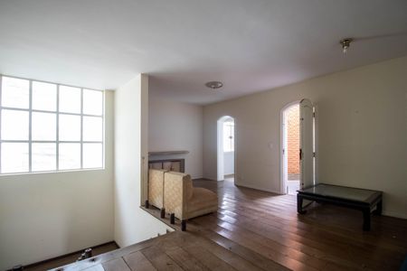 Casa à venda com 508m², 5 quartos e 6 vagasSala do andar de cima 