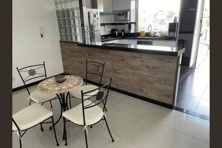 Casa à venda com 3 quartos, 197m² em Heliópolis, Belo Horizonte