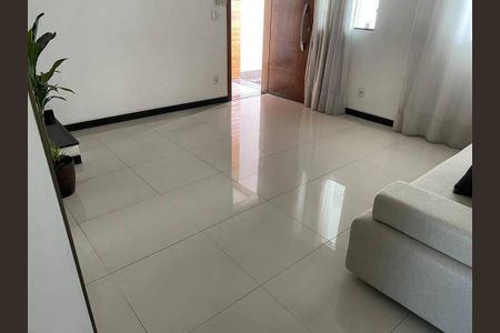 Casa à venda com 3 quartos, 197m² em Heliópolis, Belo Horizonte