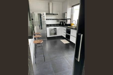 Casa à venda com 3 quartos, 197m² em Heliópolis, Belo Horizonte