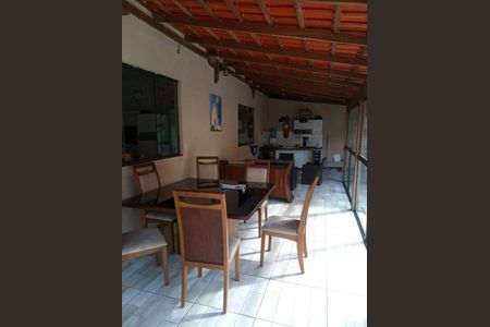 Casa à venda com 216m², 2 quartos e 3 vagas