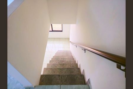 Casa para alugar com 270m², 3 quartos e 3 vagasEscada 