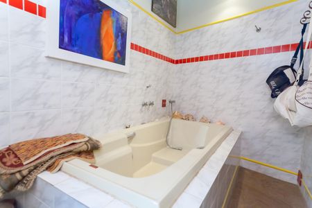 Casa de condomínio à venda com 400m², 4 quartos e 6 vagasBanheiro Social 2