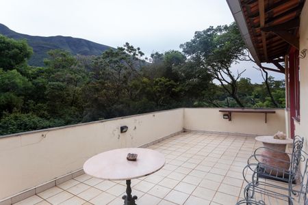 Casa de condomínio à venda com 400m², 4 quartos e 6 vagasVaranda