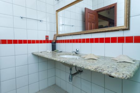 Casa de condomínio à venda com 400m², 4 quartos e 6 vagasBanheiro Social