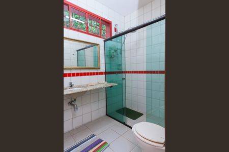 Casa de condomínio à venda com 400m², 4 quartos e 6 vagasBanheiro Social