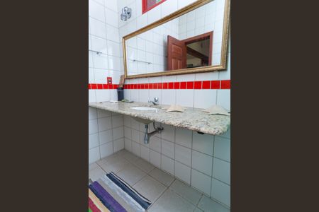 Casa de condomínio à venda com 400m², 4 quartos e 6 vagasBanheiro Social