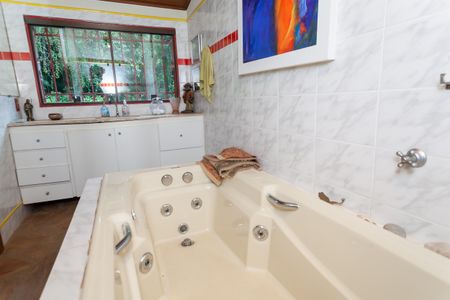 Casa de condomínio à venda com 400m², 4 quartos e 6 vagasBanheiro Social 2