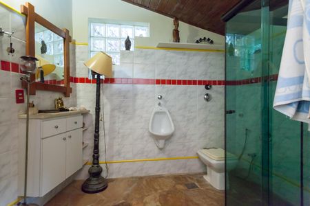 Casa de condomínio à venda com 400m², 4 quartos e 6 vagasBanheiro Social 2