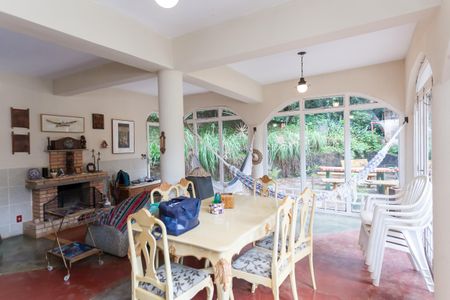 Casa de condomínio à venda com 400m², 4 quartos e 6 vagassala de inverno 