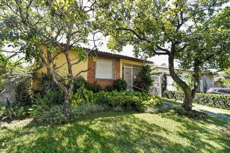 Casa à venda com 131m², 3 quartos e 2 vagasFachada