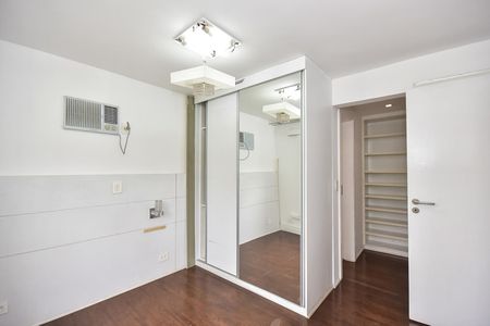 Casa de condomínio à venda com 466m², 3 quartos e 4 vagasSuíte 2