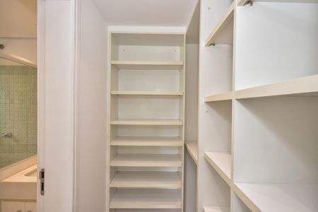 Casa de condomínio à venda com 466m², 3 quartos e 4 vagasArmário da Suíte  2