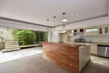 Casa de condomínio à venda com 466m², 3 quartos e 4 vagasSalão