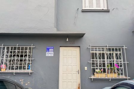 Casa à venda com 79m², 2 quartos e 2 vagasFachada + Plaquinha