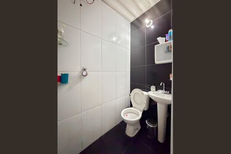 Casa à venda com 79m², 2 quartos e 2 vagasBanheiro Térreo e Área de Serviço  