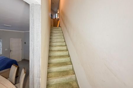 Casa à venda com 79m², 2 quartos e 2 vagasEscada